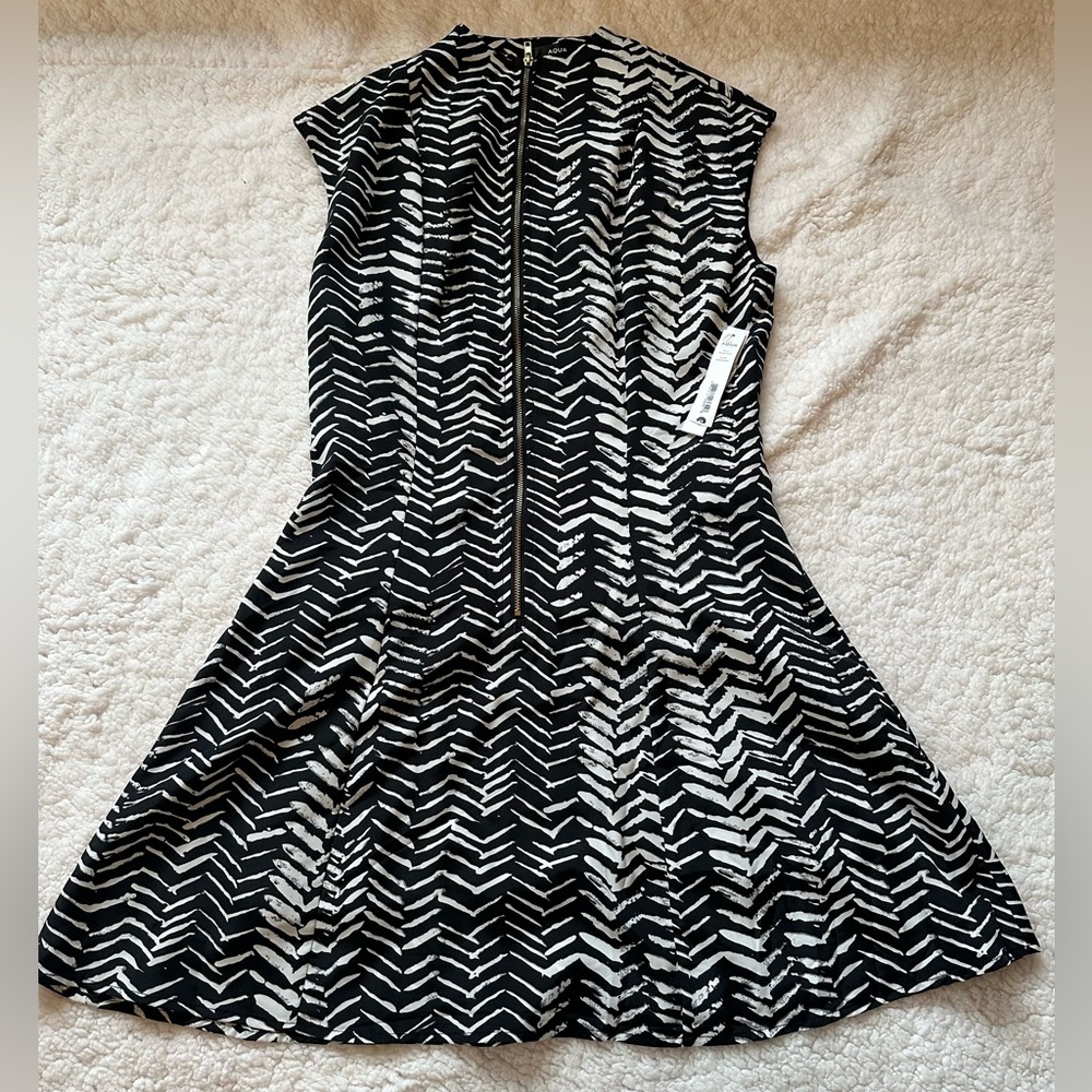 Aqua Bloomingdale’s Women's Size XS Black and White Front Zip Dress NWT